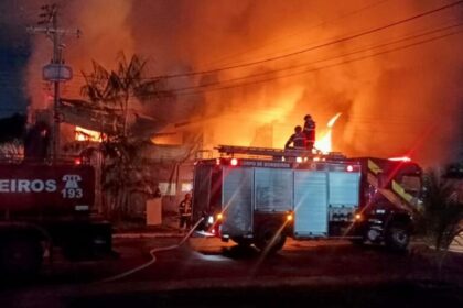 CBMAM INCENDIO EM GALPAO DE EMPRESA NO TARUMA 1 1024x516 1