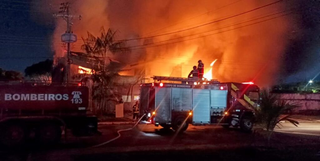 Corpo de Bombeiros combate incêndio de grande proporção em galpão de empresa no bairro Tarumã 2 CBMAM INCENDIO EM GALPAO DE EMPRESA NO TARUMA 1 1024x516 1