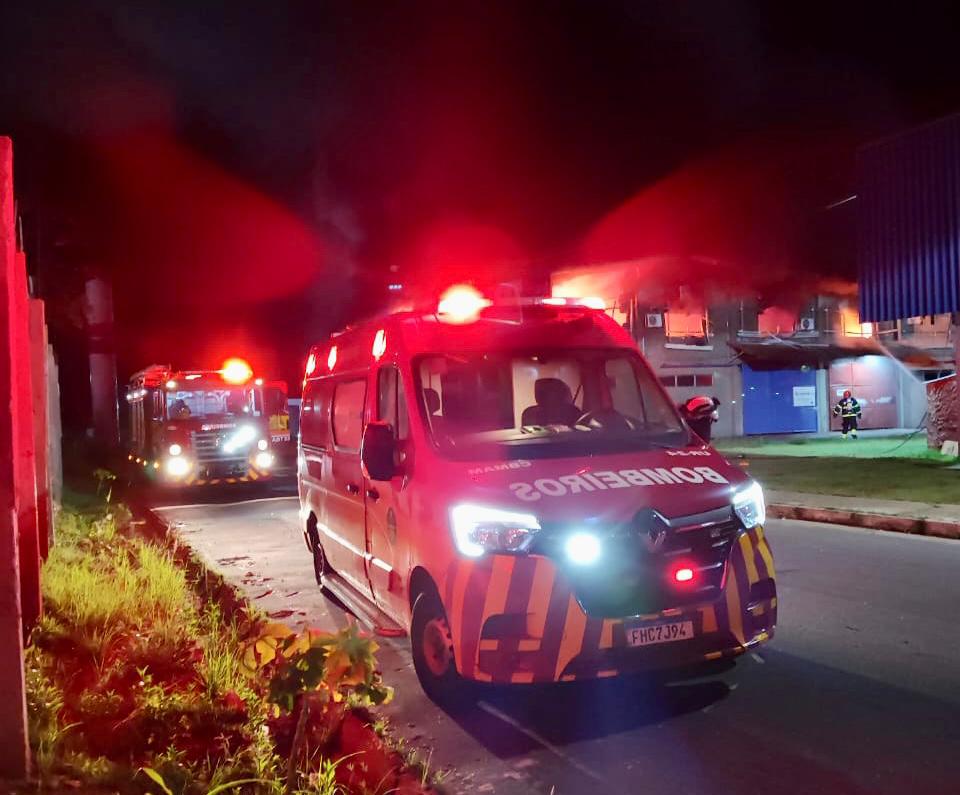 Corpo de Bombeiros combate incêndio de grande proporção em galpão de empresa no bairro Tarumã 3 CBMAM INCENDIO EM GALPAO DE EMPRESA NO TARUMA 2