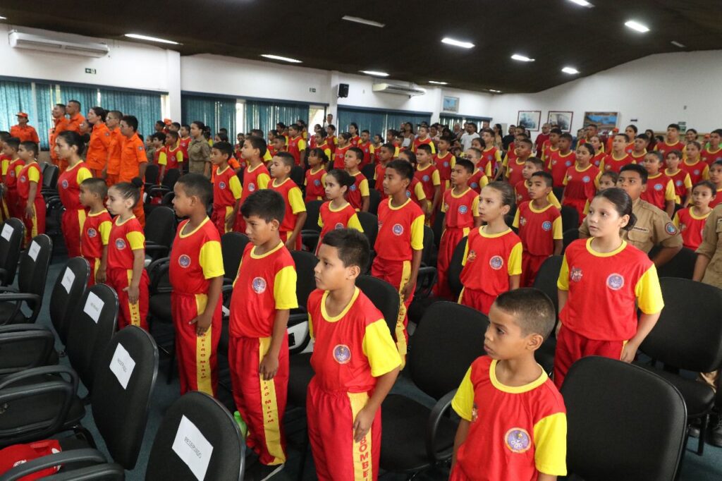 Corpo de Bombeiros inicia aulas do Programa Bombeiro Mirim na capital e no interior 3 CBMAM SOLENIDADE DE AULA INAUGURAL DO PROEBOM FOTO ARTHUR CASTRO 3 1024x682 1
