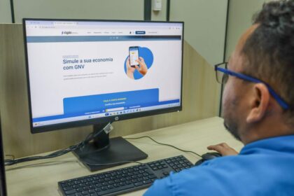 CIGAS Beneficiado campanha Faca a Conta Use GNV Ivaldo Martins acessando simulador de economia Credito Cristiana Gomes CIGAS 1024x683 1