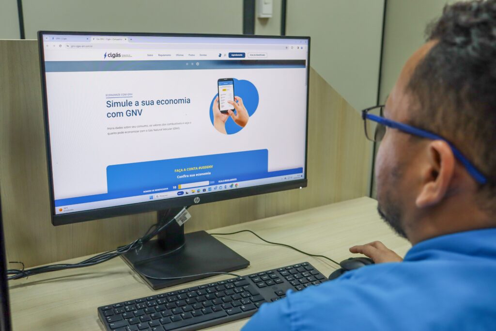Campanha “Faça a Conta. Use GNV!” chega a R$ 64 mil em incentivos concedidos a motoristas 2 CIGAS Beneficiado campanha Faca a Conta Use GNV Ivaldo Martins acessando simulador de economia Credito Cristiana Gomes CIGAS 1024x683 1