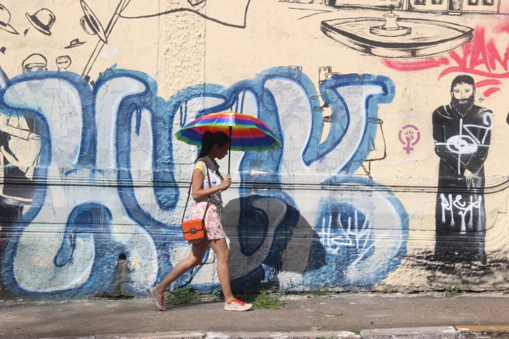 Curtas-metragens serão exibidos na programação “A arte de Adanilo no cinema”, no Cineteatro Guarany, neste sábado 3 Cultura A menina do guarda chuva 2 Divulgacao 1024x683 1