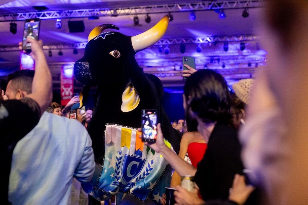 Bois de Parintins levam o show ‘Caprichoso e Garantido: O Duelo da Amazônia’, ao Festival de Curitiba 4 Cultura Abertura Festival de Curitiba Caprichoso 2 Divulgacao.jpeg 1024x683 1