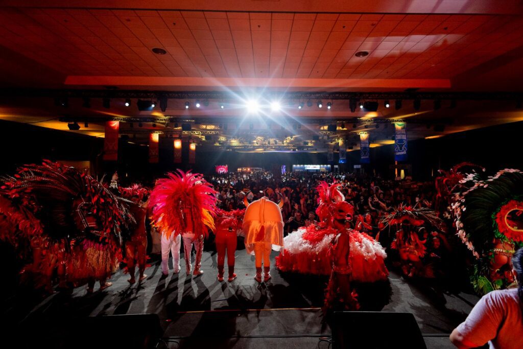Bois de Parintins levam o show ‘Caprichoso e Garantido: O Duelo da Amazônia’, ao Festival de Curitiba 5 Cultura Abertura Festival de Curitiba Garantido 2 Divulgacao.jpeg 1024x683 1