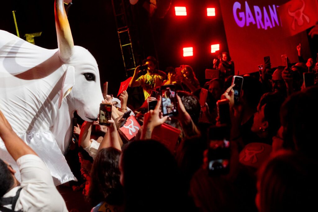 Bois de Parintins levam o show ‘Caprichoso e Garantido: O Duelo da Amazônia’, ao Festival de Curitiba 3 Cultura Abertura Festival de Curitiba Garantido 3 Divulgacao.jpeg 1024x683 1