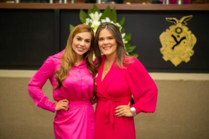 Débora Menezes homenageia Janaína Chagas com diploma Mulher Cidadã Amazonense