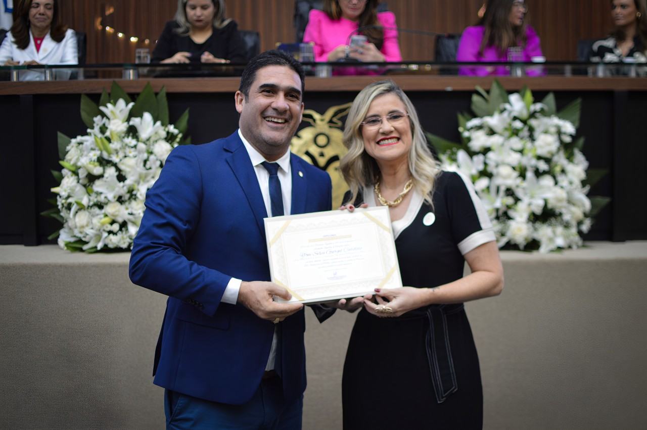 Deputado Cristiano D’Angelo entrega diploma ‘Mulher Cidadã Amazonense’ à juíza Yone Cardoso