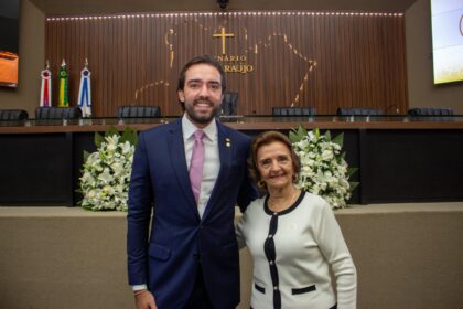 Deputado Thiago Abrahim homenageia Lizete Bouez com o diploma ‘Mulher Cidadã Amazonense’