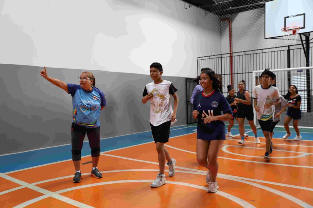 EE Augusto Carneiro investe em atividades esportivas para auxiliar o desenvolvimento de alunos surdos 3 Desporto Escolar Professora Graca Abrahim no comando da atividades fotos Eduardo Cavalcante seduc Am 10 1024x683 1