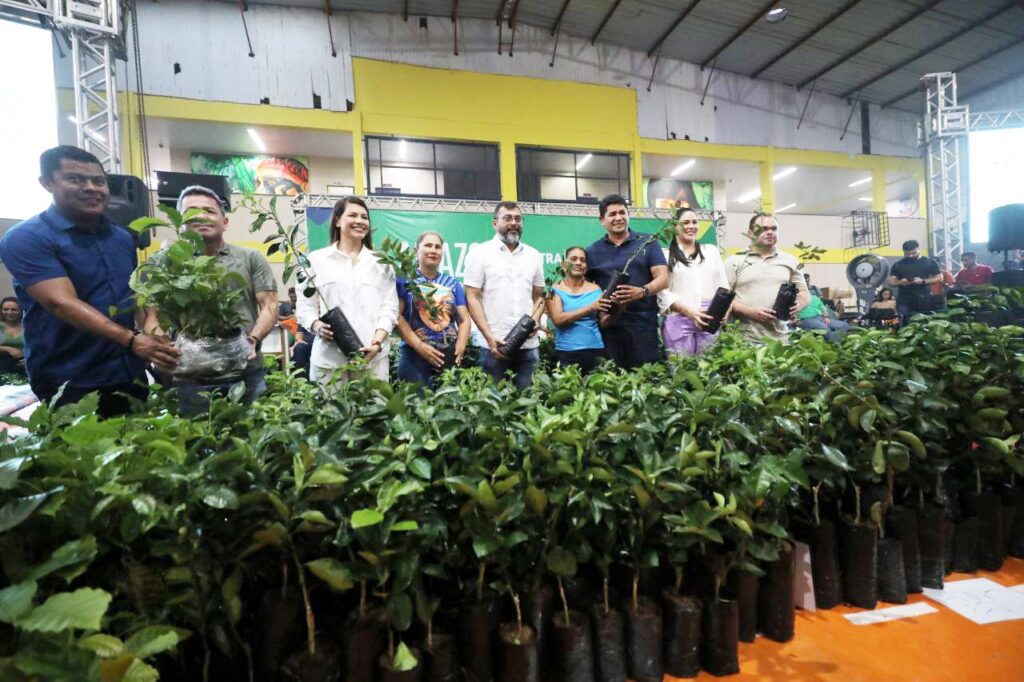 Em Parintins, Governo do Amazonas impulsiona setor primário beneficiando 530 produtores rurais 3 Divulgacao Secom 3 1024x682 1