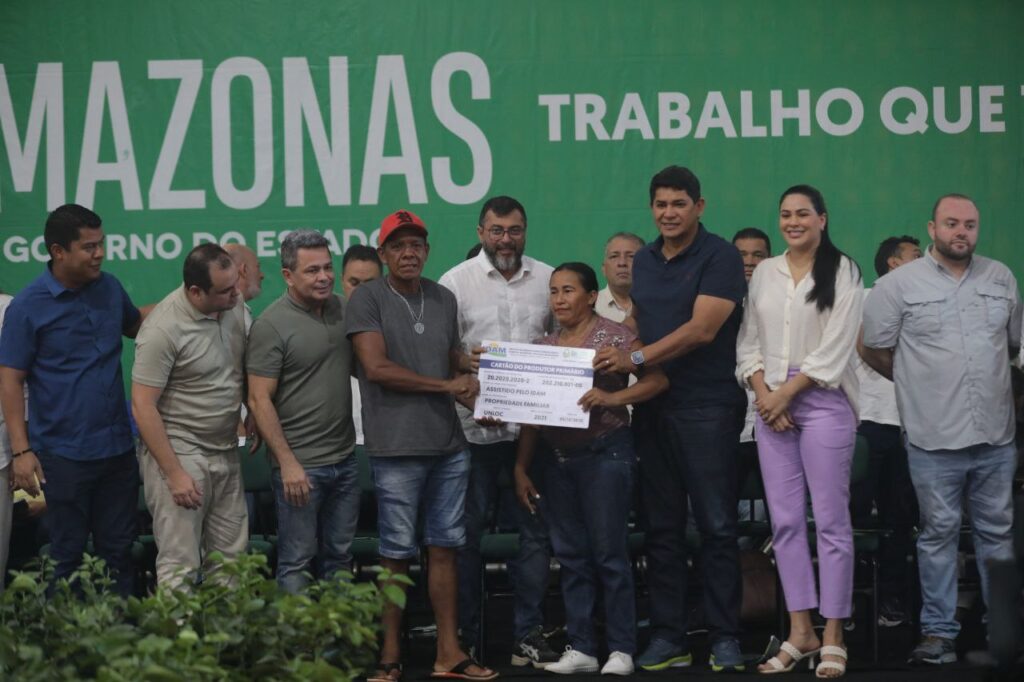 Em Parintins, Governo do Amazonas impulsiona setor primário beneficiando 530 produtores rurais 2 Divulgacao Secom 1 1024x682 1