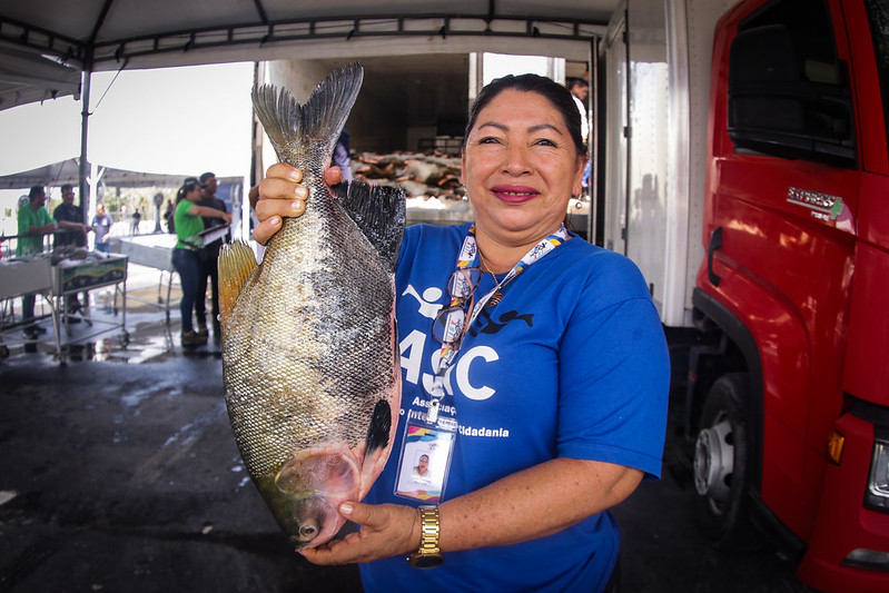 “Esse apoio vai beneficiar as famílias em vulnerabilidade social”, diz representante de instituição beneficiada com doação de pescado 4 Doacao de pescado foto Arthus Castro 1