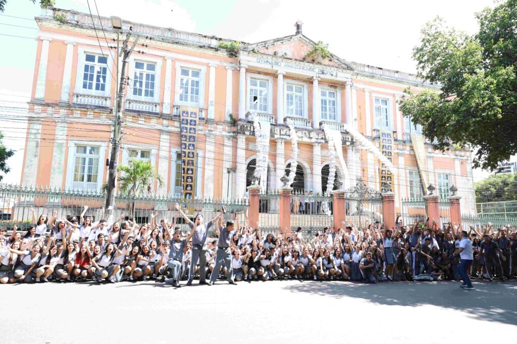 Colégio Amazonense Dom Pedro II celebra 155 anos com atividades culturais e pedagógicas 3 Educacao Abraco coletivo no Estadual Fotos Eduardo Cavalcante seduc Am 15 1024x682 1