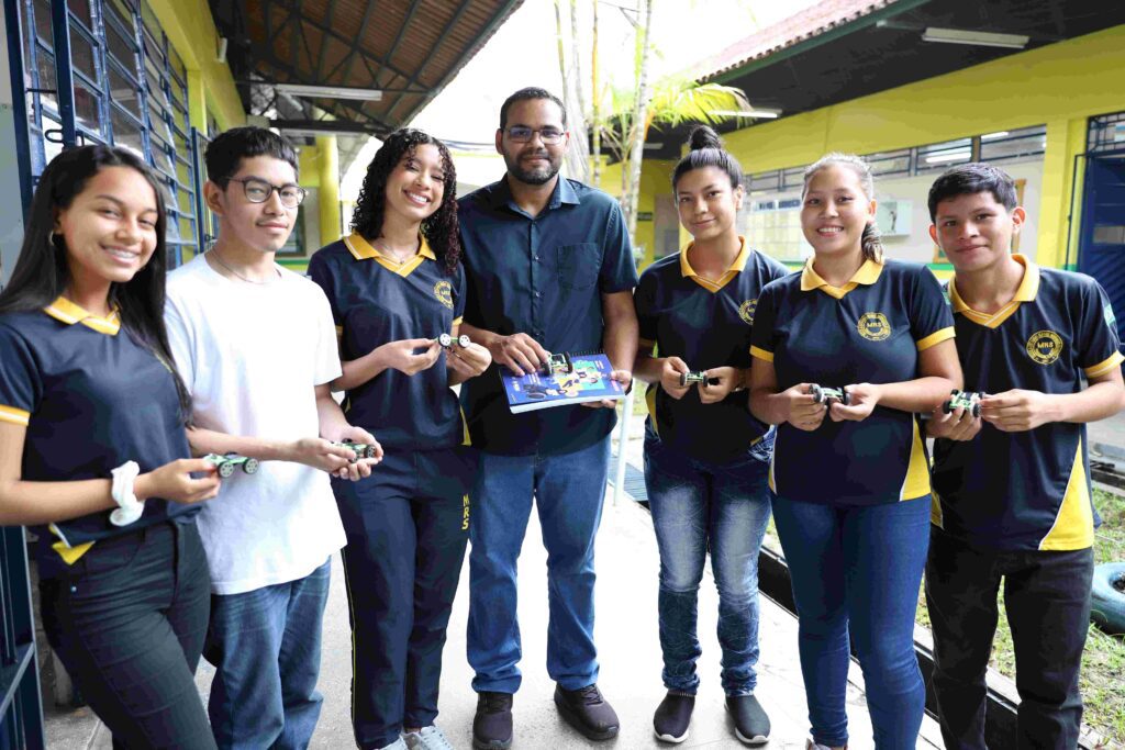Alunos da rede estadual desenvolvem protótipos de minicarros movidos a energia solar 3 Educacao Alunos desolvem prototipos de mini carros movidos a energia solar fotos Eduardo Cavalcante seduc Am 6 1024x683 1