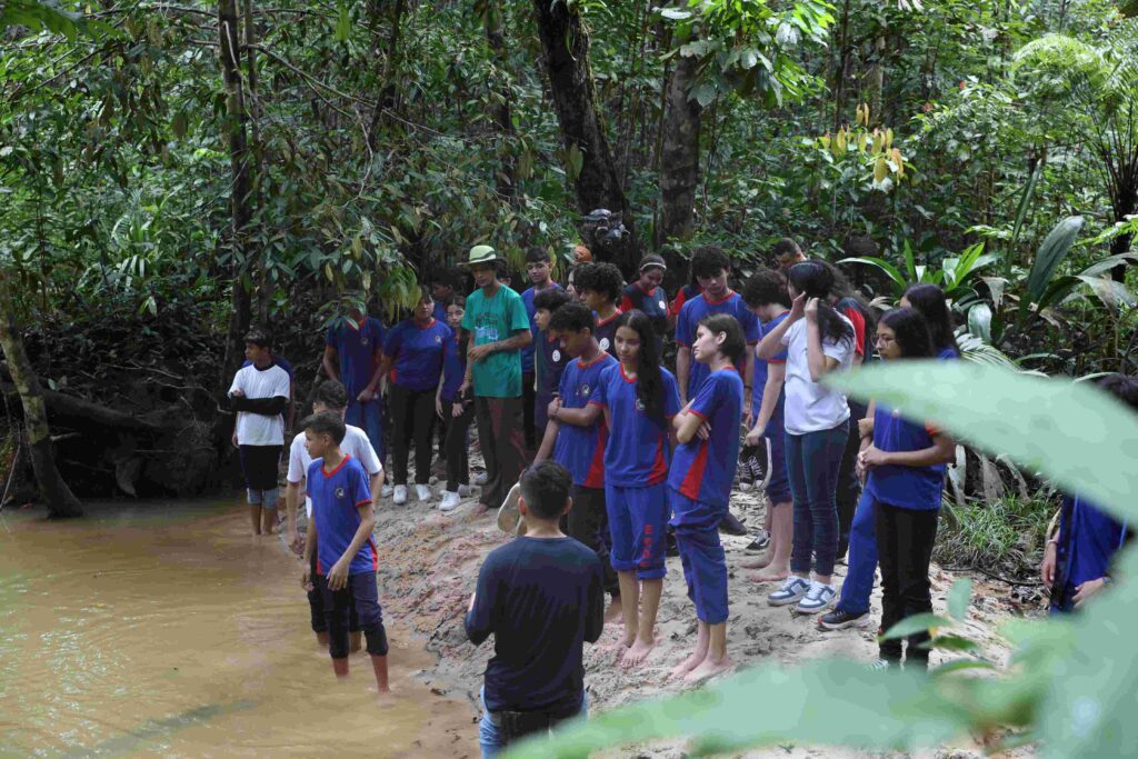 Alunos da rede estadual participam de atividade de conscientização ambiental no leito do igarapé Água Branca 2 Educacao Atividade Dia da Agua Igarape Agua Branca Foto Hitalo Kleto 1024x683 1
