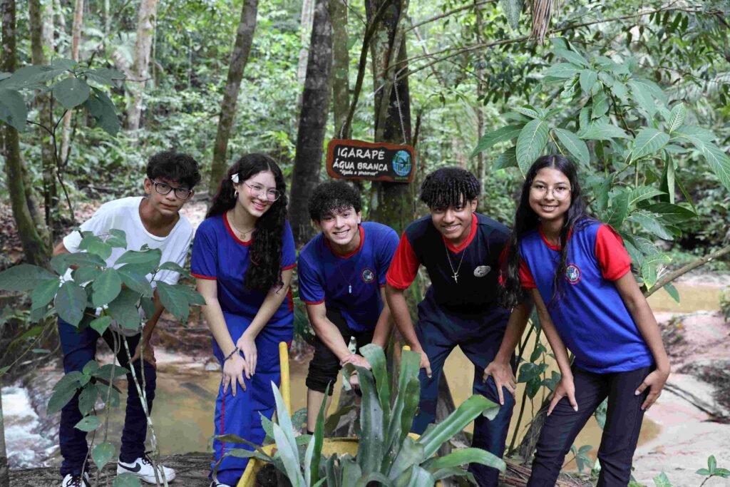 Alunos da rede estadual participam de atividade de conscientização ambiental no leito do igarapé Água Branca 3 Educacao Atividade Dia da Agua Igarape Agua Branca Foto Hitalo Kleto 02 1024x683 1