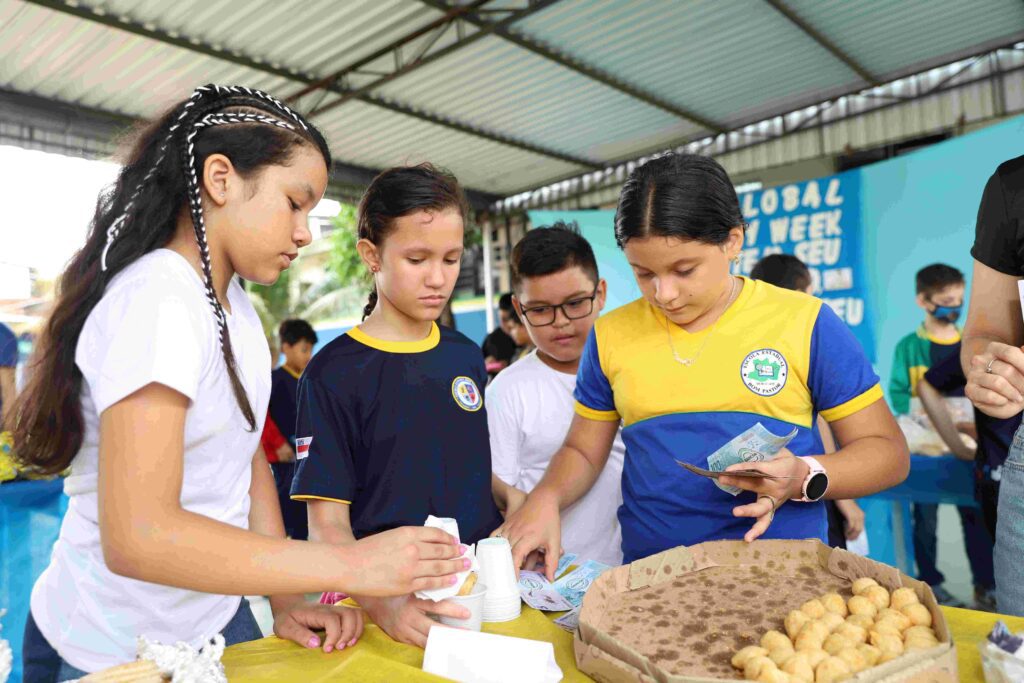 Escolas Estaduais encerram Semana Mundial do Dinheiro com atividades de educação financeira 2 Educacao Atividade de educacao financeira compra e venda fotos Eduardo Cavalcante seduc Am 54 1024x683 1