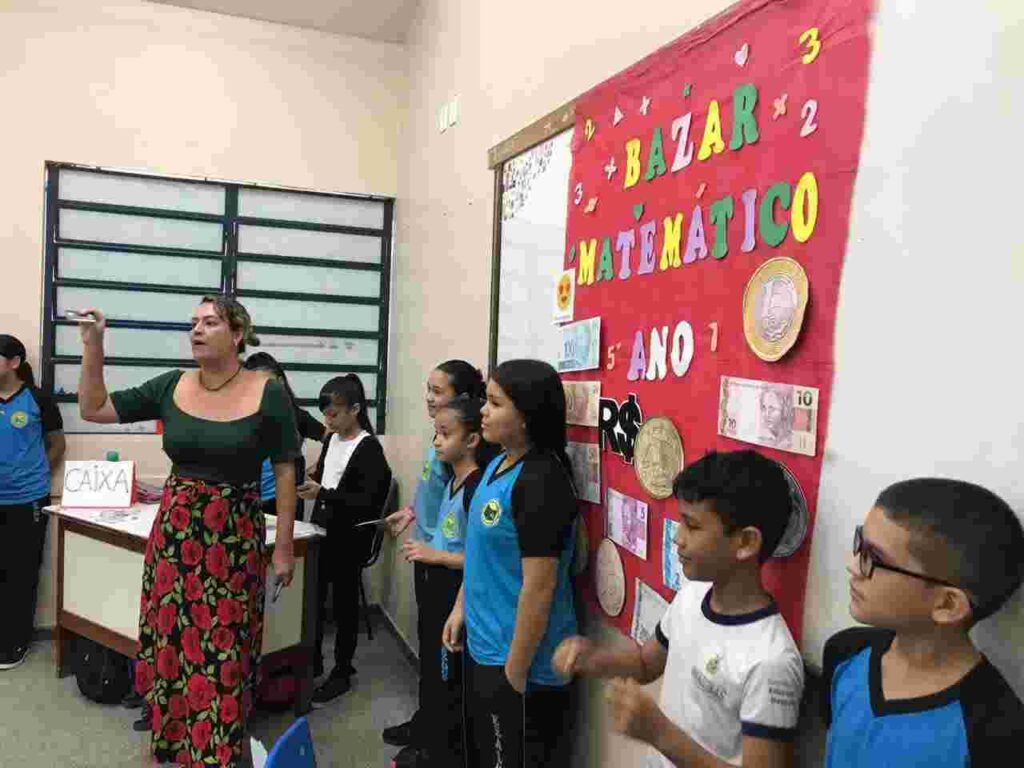 Escolas Estaduais encerram Semana Mundial do Dinheiro com atividades de educação financeira 4 Educacao Atividade de educacao financeira na EE Ana Lucia arquivo escola 1024x768 1