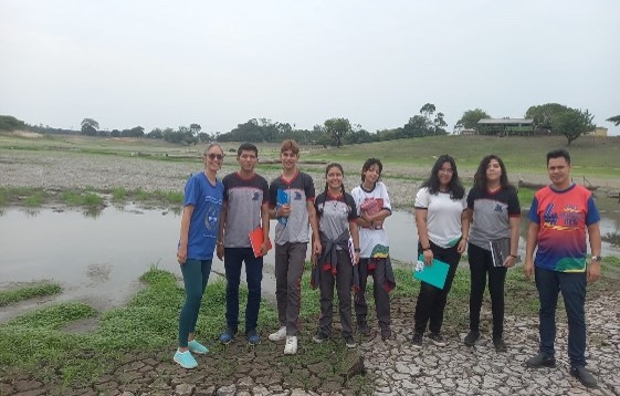 Estudantes de Itacoatiara conquistam título de Jovens Embaixadores do Oceano e garantem bolsa do CNPq 2 Educacao Equipe em atividade visita nas comunidades proximas ao Lago do Canacari arquivo escola