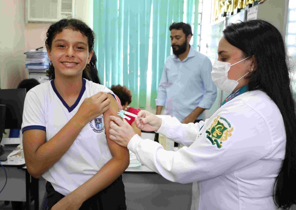 Alunos da EE Profª. Tereza Tupinambá participam de ações em alusão ao “Março Lilás” 3 Educacao Vacinacao e Palestra sobre a prevencao do Colo de Utero Euzivaldo Queiroz Seduc 112 1024x725 1
