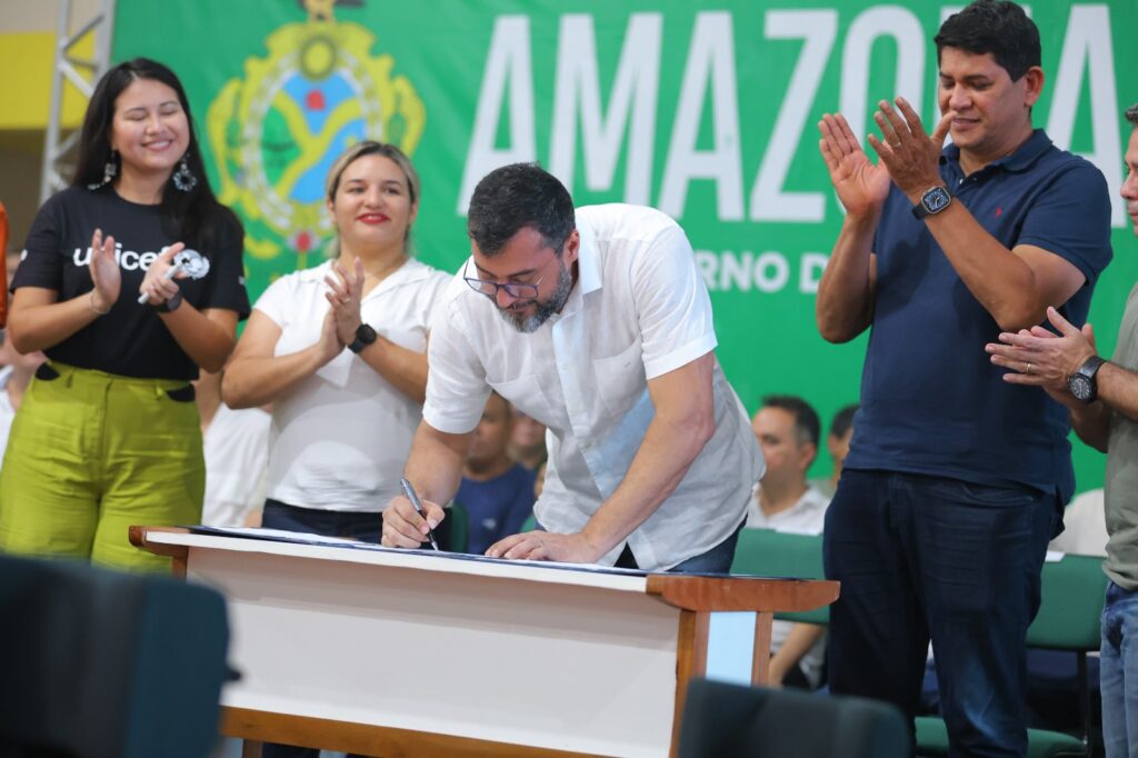 Em Parintins, Wilson Lima anuncia investimento de mais de R$ 11 milhões para os setores primário e moveleiro do estado 4 Em Parintins Wilson Lima anuncia investimento de mais de R 11 milhoes para os setores primario e moveleiro do estado 5 Foto Diego Peres Secom 1024x682 1