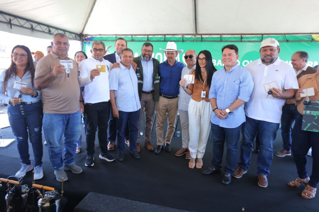 Wilson Lima reforça combate a doenças como dengue, oropouche e malária com entrega de equipamentos e veículos a municípios 7 Entrega de equipamentos contra a dengue 7 1024x682 1