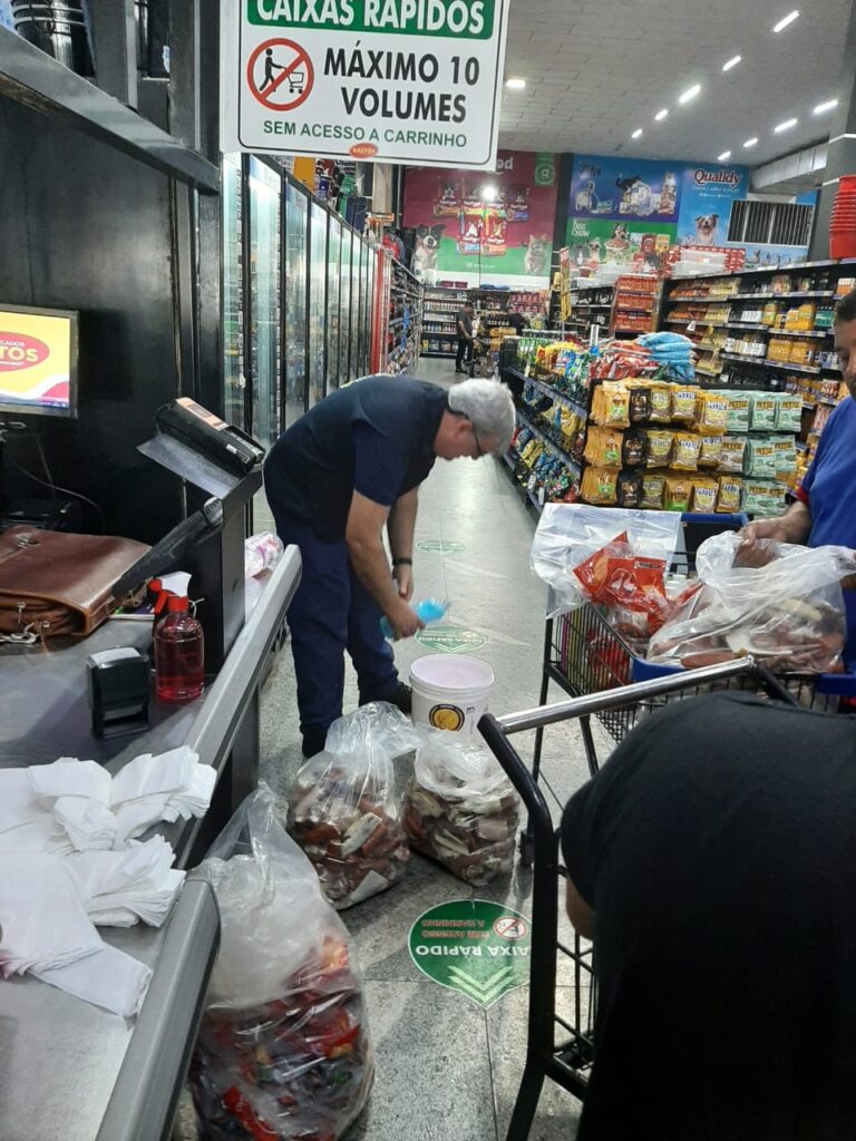 Procon-AM autua supermercado por vendas de produtos impróprios para o consumo na zona sul de Manaus 3 FOTOS DIVULGACAO PROCON AM APREENSAO DE PRODUTOS 2 768x1024 1