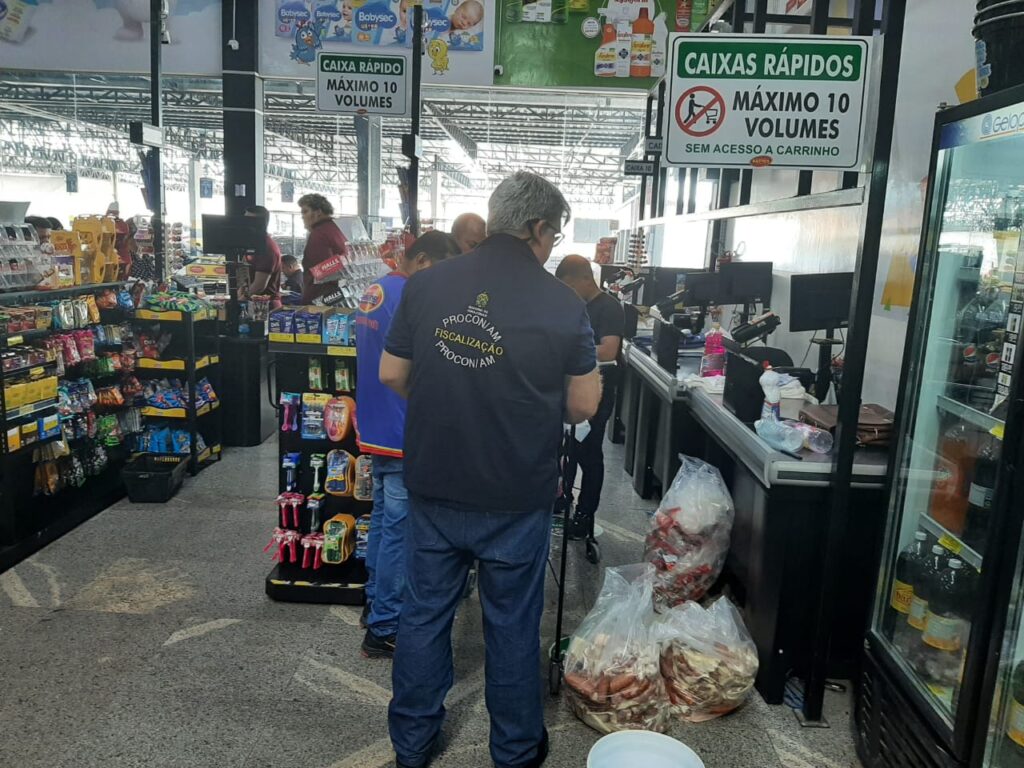 Procon-AM autua supermercado por vendas de produtos impróprios para o consumo na zona sul de Manaus 2 FOTOS DIVULGACAO PROCON AM APREENSAO DE PRODUTOS 3 1024x768 1