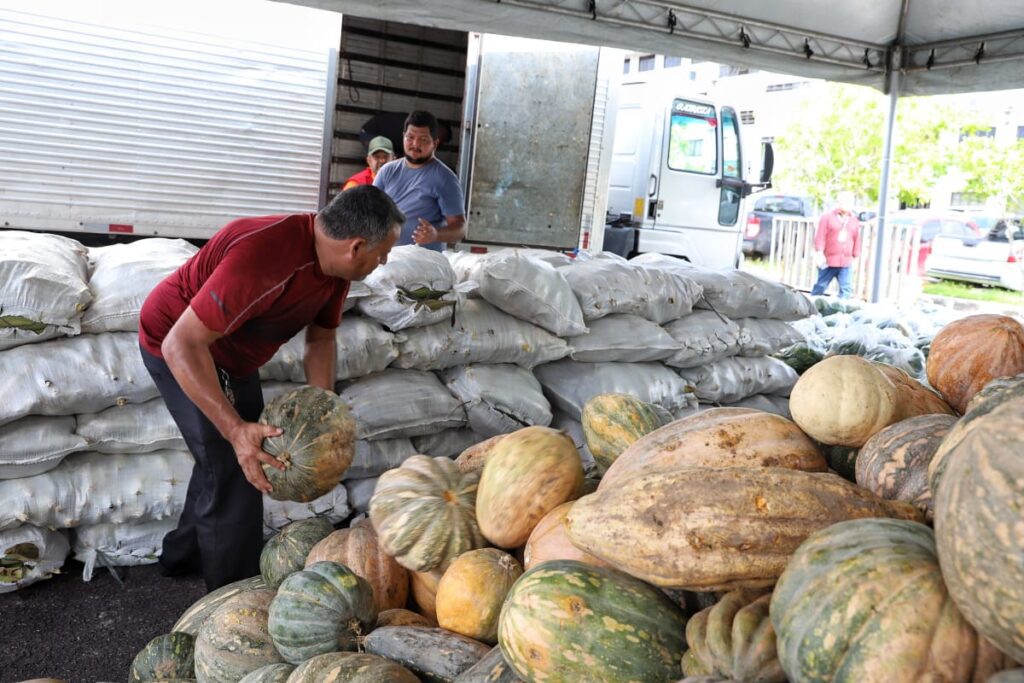Em Manaus, Governo do Amazonas entrega mais de 35,6 toneladas de alimentos a instituições socioassistenciais 3 Foto Emerson Martins Sepror Entrega PAA em Manaus 02 1024x683 1