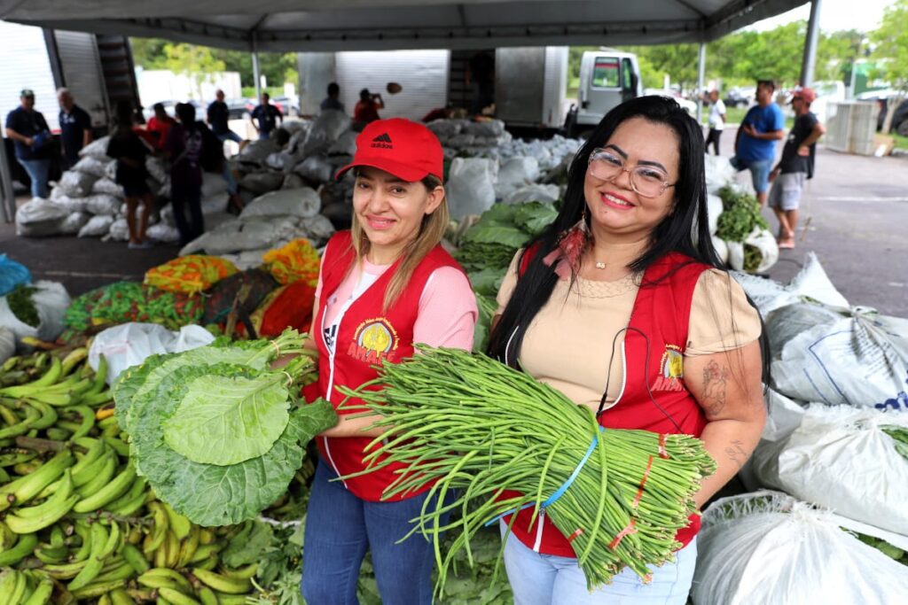 Em Manaus, Governo do Amazonas entrega mais de 35,6 toneladas de alimentos a instituições socioassistenciais 5 Foto Emerson Martins Sepror assistente social da Associacao Maos Amigas Fortalecendo a Familia Amaff Daiane Franco 1024x683 1