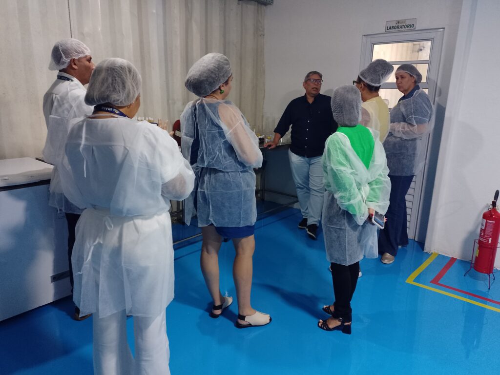 Idam trata de prospecção de negócios com produtores de óleos vegetais do Amazonas com empresa de fitocosméticos 2 Idam Paula Breder Visita Usina de Beneficiamento de Oleo Fotos Divulgacao 1 1024x768 1