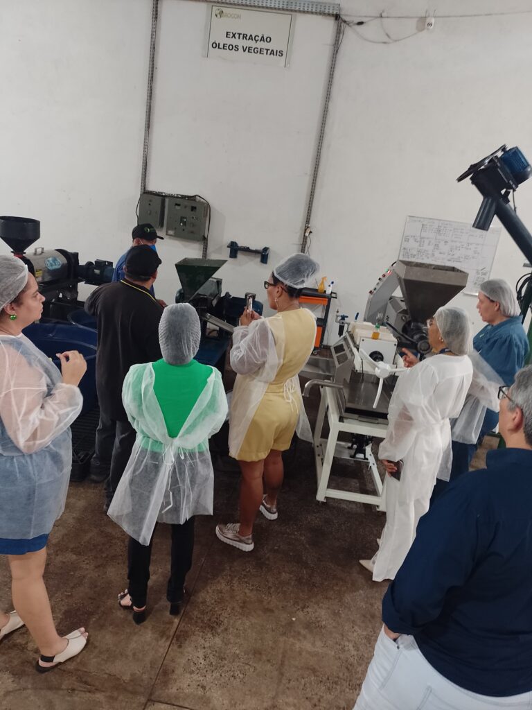 Idam trata de prospecção de negócios com produtores de óleos vegetais do Amazonas com empresa de fitocosméticos 3 Idam Paula Breder Visita Usina de Beneficiamento de Oleo Fotos Divulgacao 2 768x1024 1