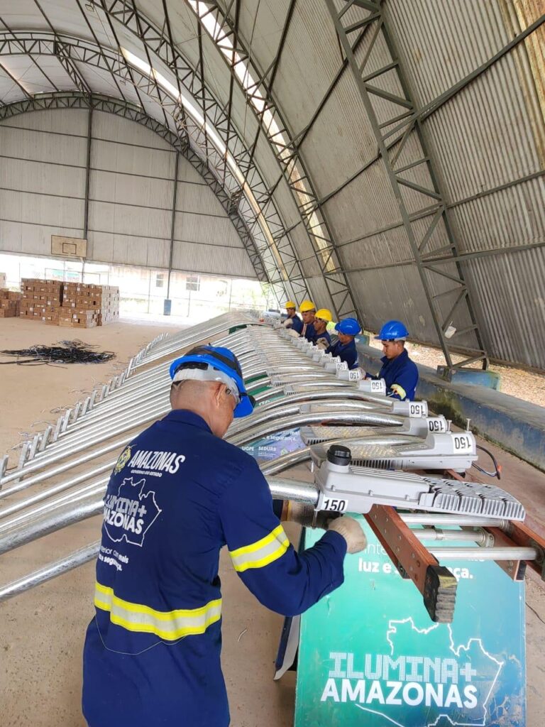 Governo do Amazonas moderniza iluminação pública do Careiro Castanho com instalação de LED 2 Ilumina Amazonas Montagem de equipamentos 768x1024 1