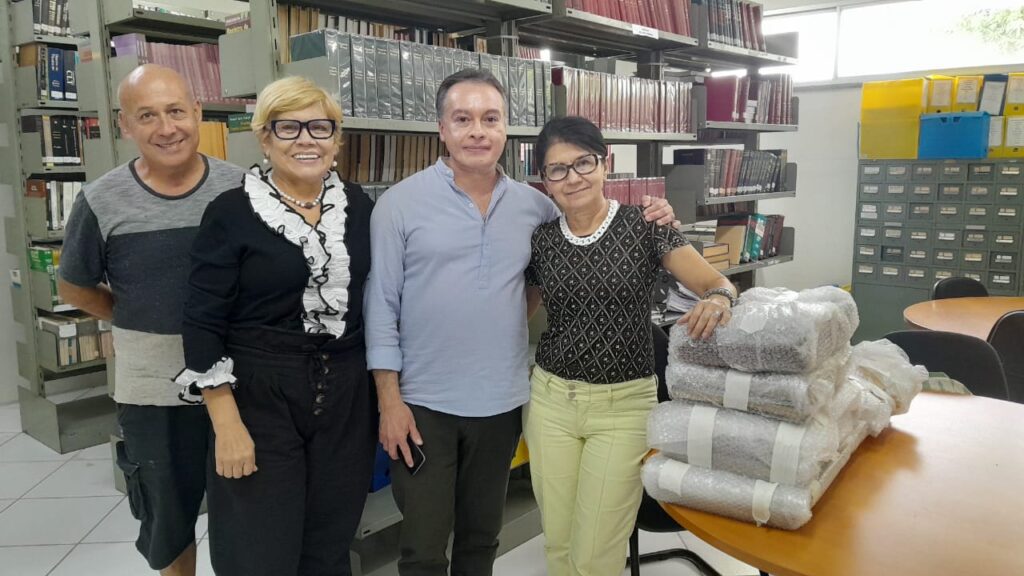 PGE-AM e Secretaria de Cultura firmam parceria para restaurar acervo de documentos centenários pertencentes ao órgão 2 PGE AM Entrega de acervo historico da PGE para restauracao 1024x576 1