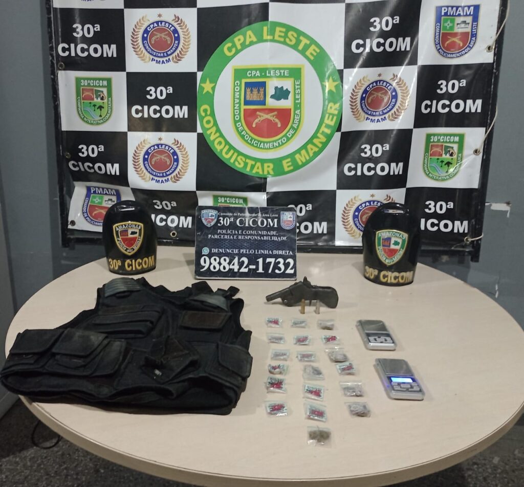 PMAM prende homem com arma de fogo, capa de colete balístico e entorpecentes na zona leste 2 PMAM 30a CICOM ARMA DE FOGO FOTO DIVULGACAO PMAM 1 1024x952 1