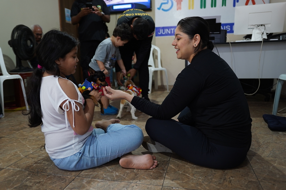 Projeto de Terapia Assistida por Cães da PMAM traz conforto e bem-estar para pacientes hospitalizados 4 PMAM PROJETO TERAPIA ASSISTIDA POR CAES CIPCAES FOTO VICENTE SILVA PMAM 2