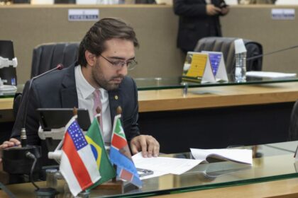 Projeto de Lei de Thiago Abrahim que visa o envio de fatura com consumo de internet aguarda sanção do governador