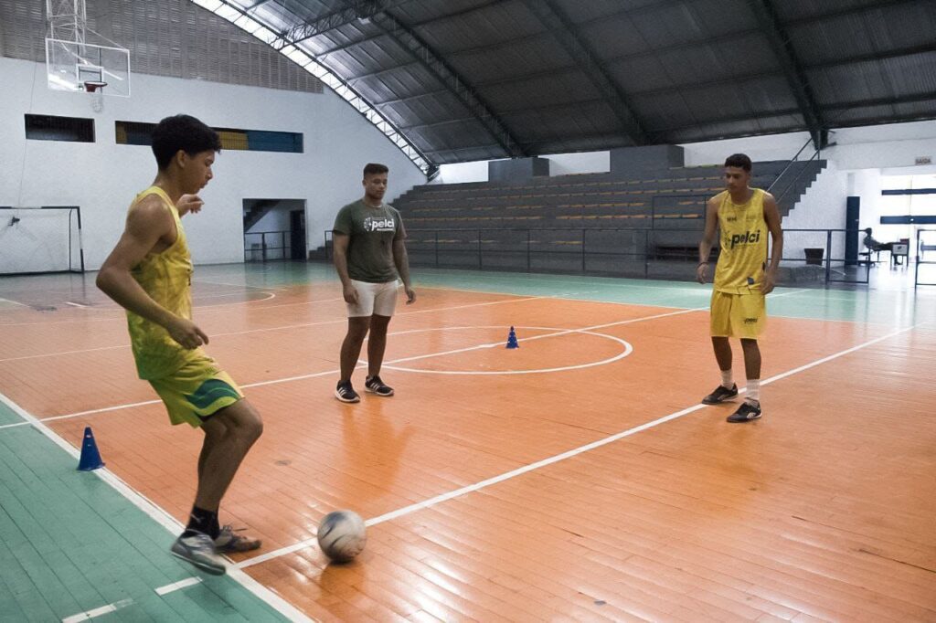 Ginásio Renné Monteiro comemora 49 anos promovendo o esporte e desenvolvimento social no Amazonas 4 SEDEL O Programa Esporte e Lazer na Capital e Interior Pelci oferece no espaco aulas gratuitas de basquete volei e futsal no ginasio FOTO Divulgacao 1024x682 1