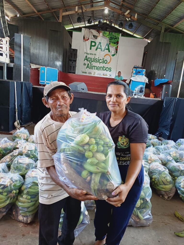 Governo do Amazonas entrega de 8 toneladas de alimentos a famílias em vulnerabilidade social em Anamã 4 Sepror PAA Anama foto diculgacao 6 768x1024 1