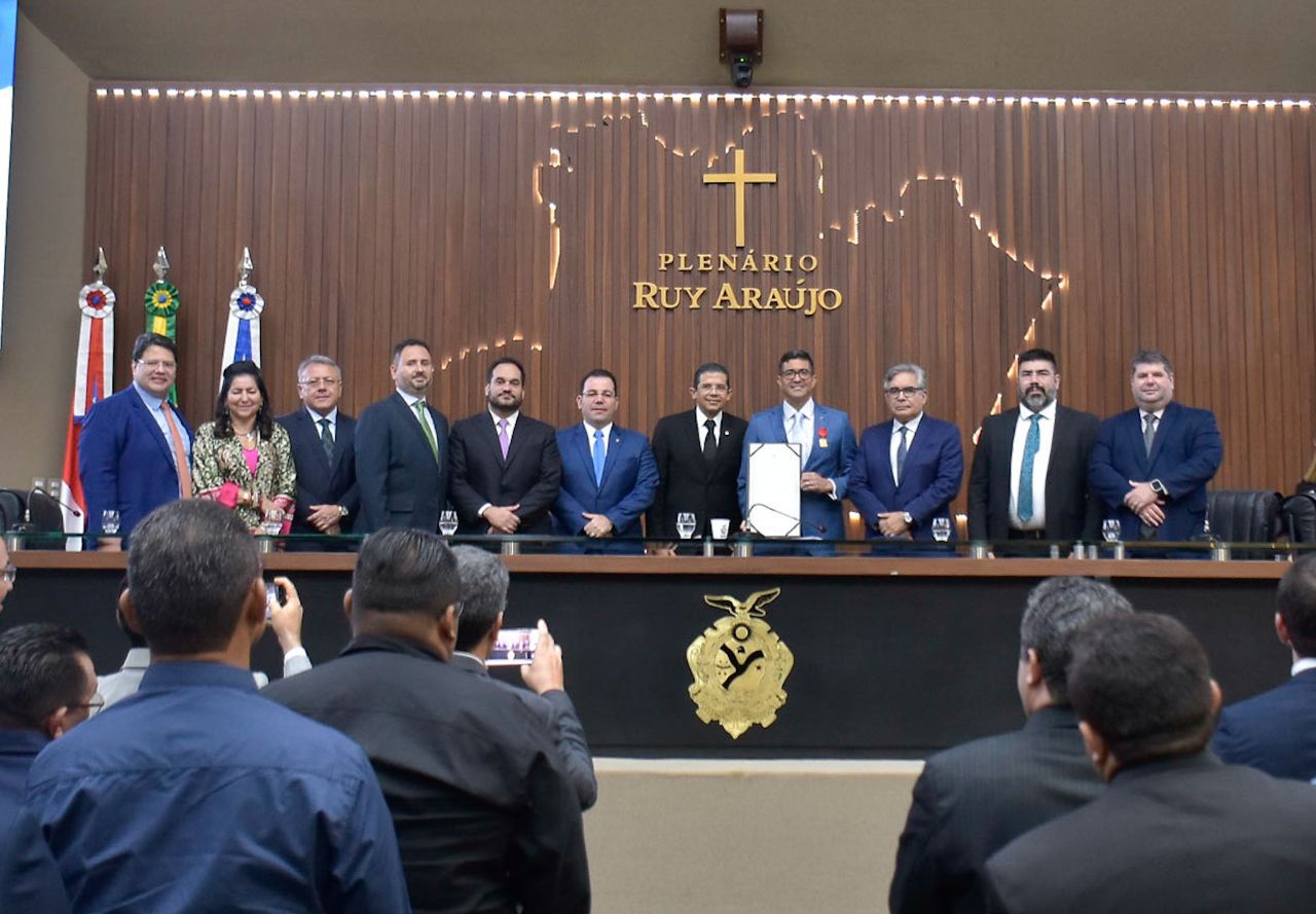 Juiz Flávio Freitas recebe Medalha Ruy Araújo, por iniciativa do deputado João Luiz
