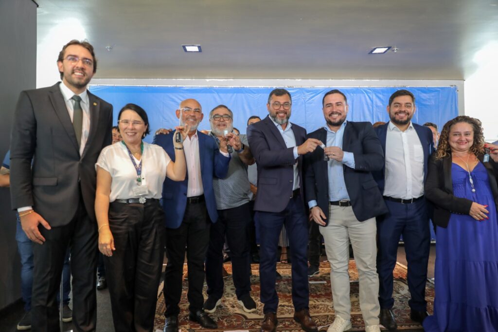 Unidades da UEA no interior são contempladas com veículos e equipamentos eletroeletrônicos 5 Wilson Lima entrega equipamentos para UEA 2 1024x682 1