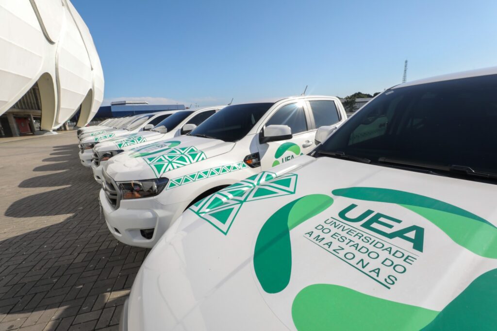 Unidades da UEA no interior são contempladas com veículos e equipamentos eletroeletrônicos 3 Wilson Lima entrega equipamentos para UEA 4 1024x682 1