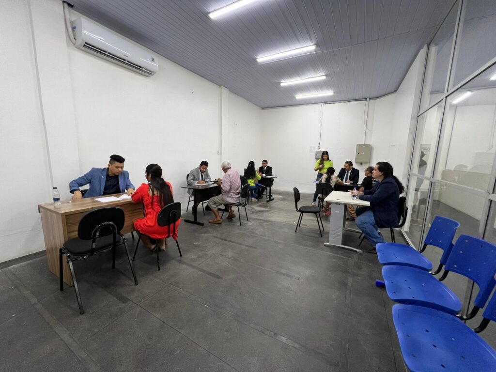 Sejusc e TJAM auxiliam cidadãos com orientação jurídica no PAC Compensa 3 Ygson Franca Sejusc 3 1024x768 1