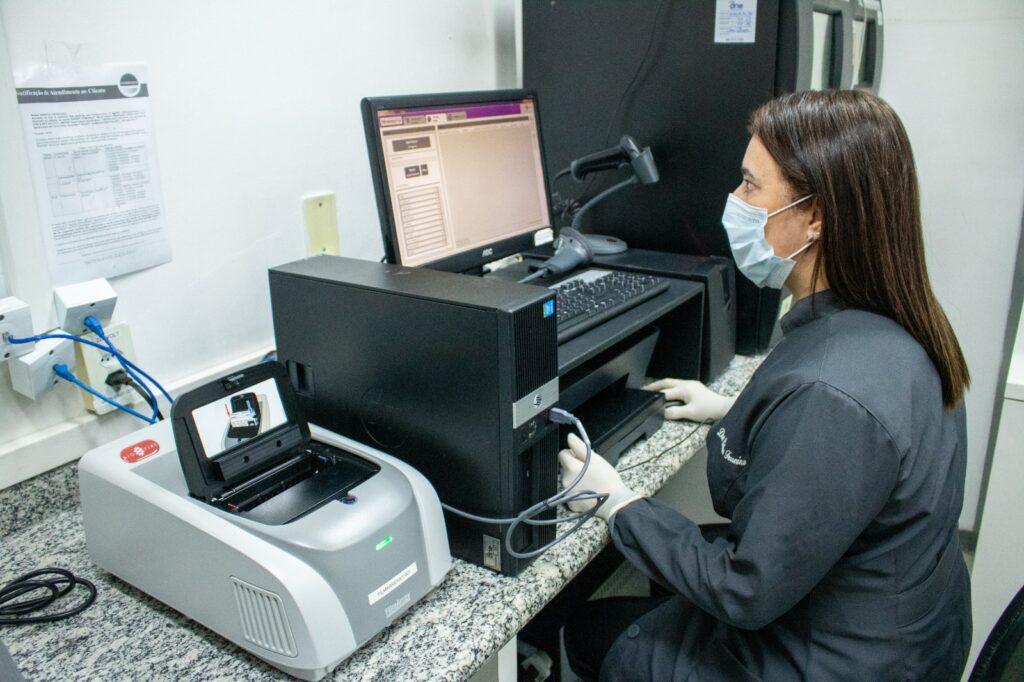 Hemoam adota tecnologia que aumenta precisão de exames de Bacteriologia 3 novo sistema bacteriologia hemoam 1024x682 1
