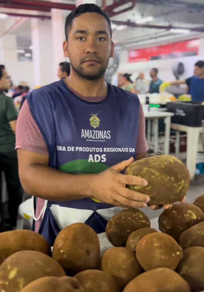 Cupuaçu está na safra e é facilmente encontrado nas feiras da ADS 4 ADS Cupuacu esta na safra e nas edicoes das feiras da ADS Personagem Samuel Gloria Foto Jorge Brandao ADS 715x1024 1