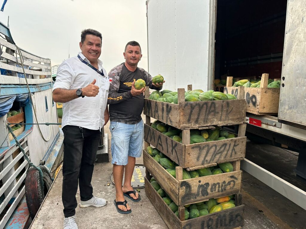 Governo do Amazonas movimenta mais de R$ 565 mil em produtos regionais de janeiro a março de 2024 3 ADS Governo do Amazonas movimenta mais de R 565 mil em produtos regionais de janeiro a marco de 2024 Produtor Francisco Marcondes de Manacapuru e o coordenador Mario Moura Foto Divul 1024x768 1