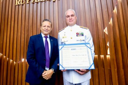 Adjuto Afonso entrega Título de Cidadão ao comandante do Distrito Naval pela atuação no combate ao crime nos rios da Amazônia