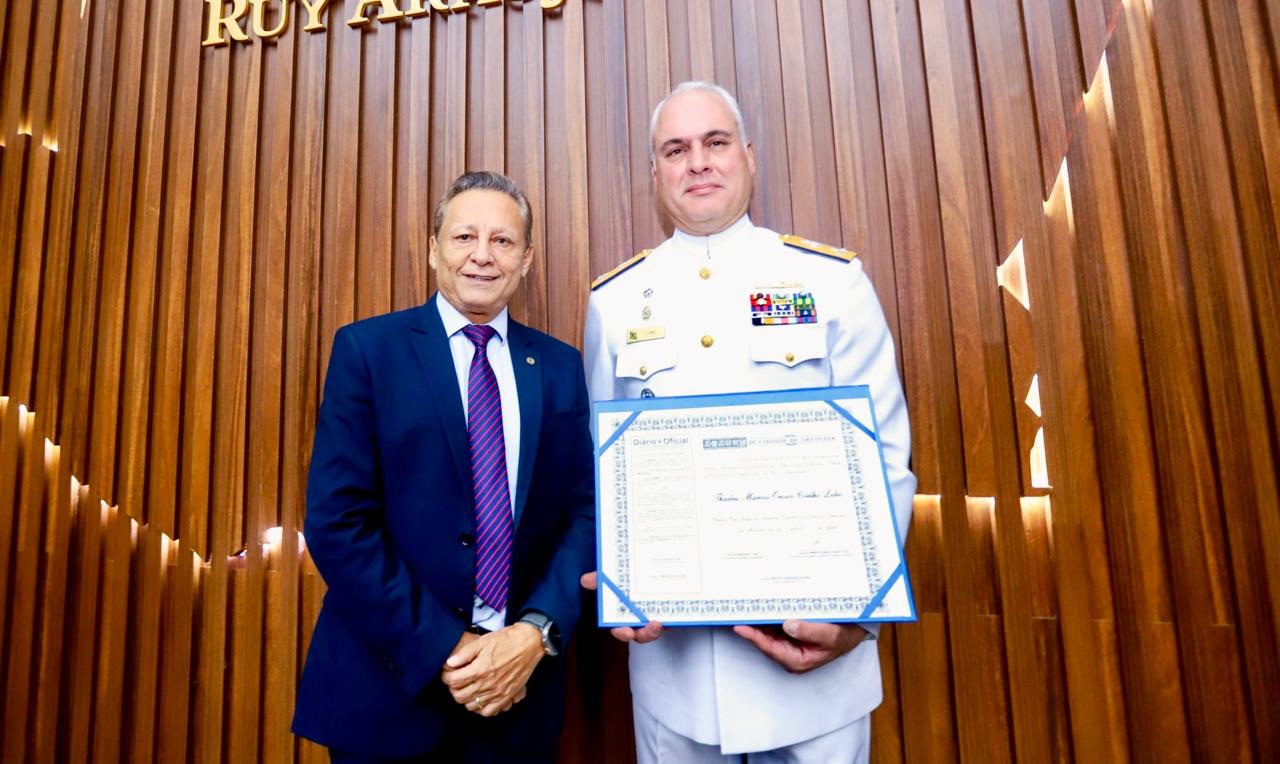 Adjuto Afonso entrega Título de Cidadão ao comandante do Distrito Naval pela atuação no combate ao crime nos rios da Amazônia