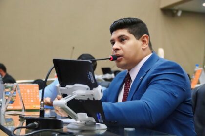 Aprovado o PL do deputado Mario Cesar Filho que garante ate dois acompanhantes aos autistas nas unidades de saude do Amazonas 1024x683 1